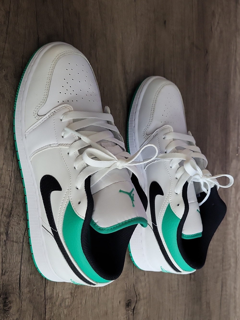 Nike Air Jordans Low-Top Sneakers - White / Green / Black